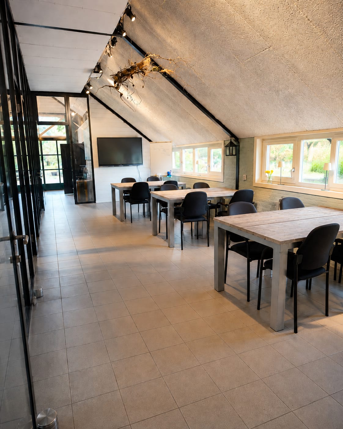 De Vonk with separate tables for small groups