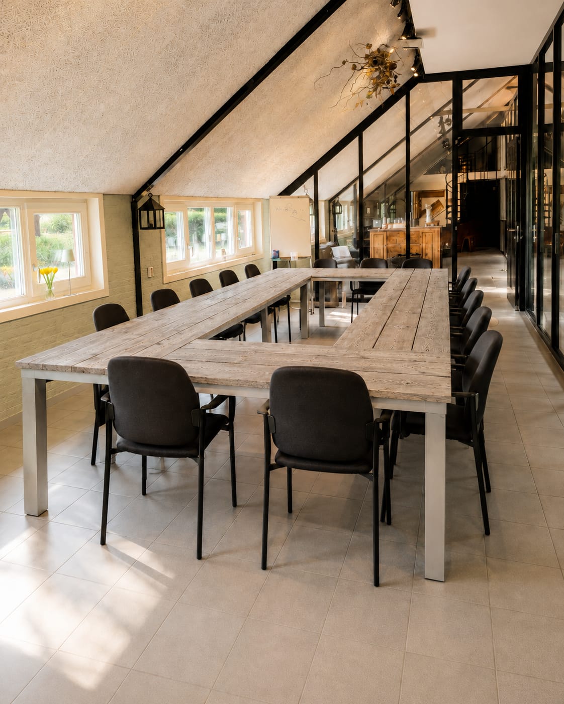 De Vonk meeting room arranged in a circular setup.