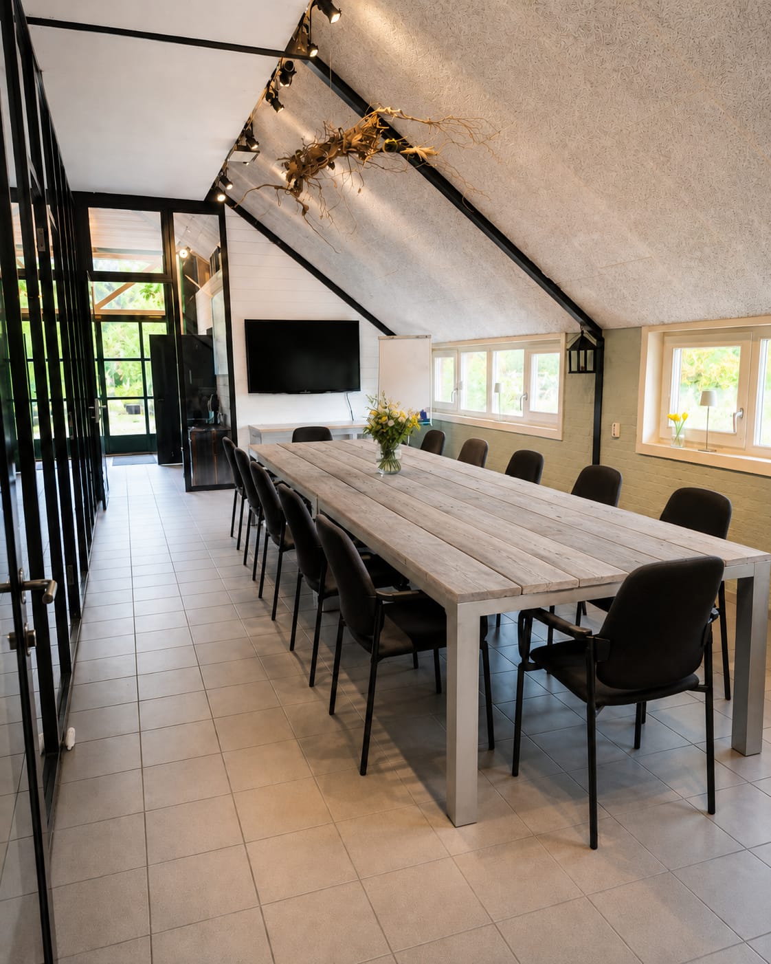 De Vonk meeting room set up with wooden tables