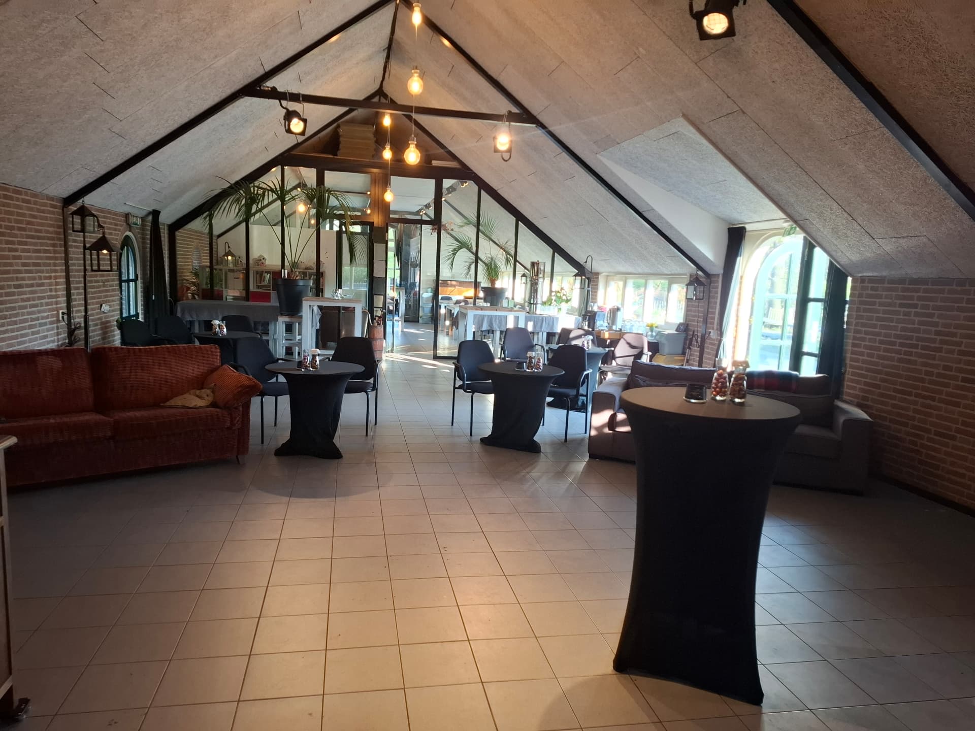 De Haard in lounge layout with sofas and standing tables